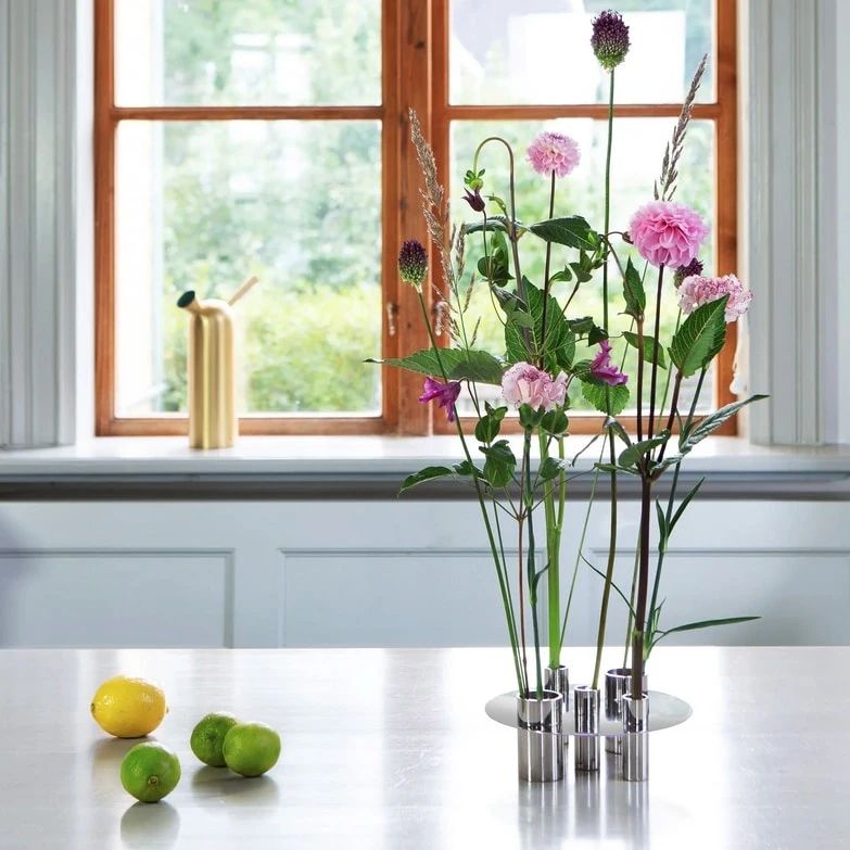 Awa är en vändbar vas och ljushållare. Blommorna, alternativt lågorna, reflekteras i kroppen och speglar en optisk illusion av djup.

@klonginterior